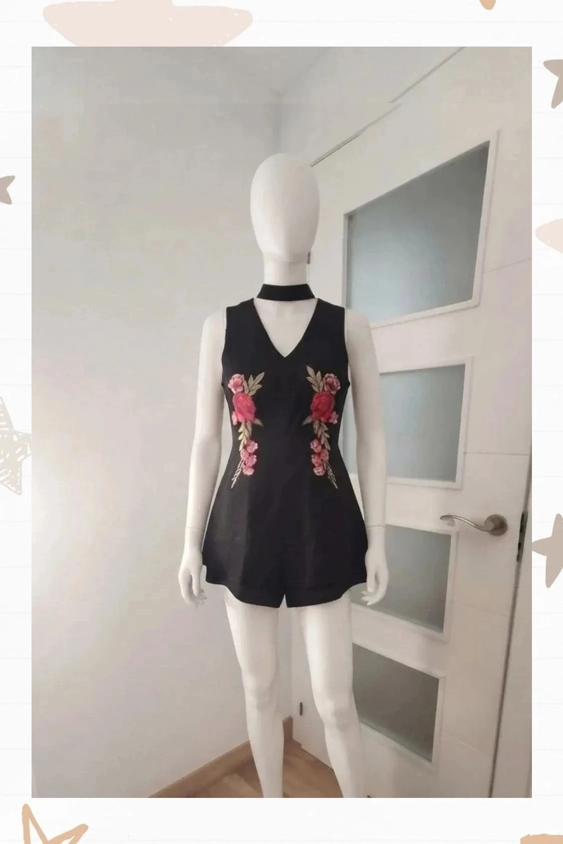 Mono corto negro con detalle choker - Talla M